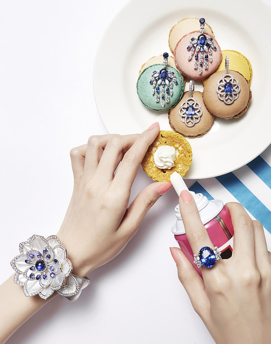 Piaget (上)Extremely Piaget 系列藍寶石鑲鑽耳環、(下)Extremely Piaget 系列藍寶石鑲鑽耳環;Chopard 紅地毯系列訂製藍寶石鑲鑽戒指;Boucheron Nymphea 睡蓮手鐲。